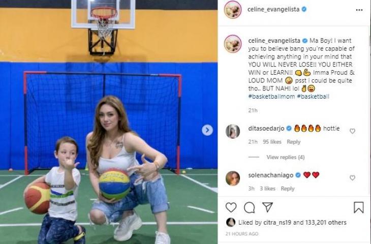 Penampilan cantik Celine Evangelista saat main basket bersama anaknya. (Instagram/celine_evangelista)