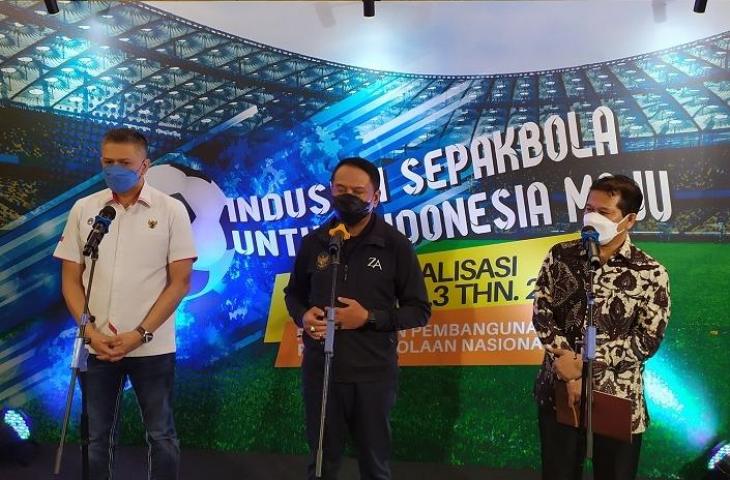 Menpora, Zainudin Amali didampingi Waketum PSSI, Iwan Budianto saat sosialisasi Inpres no 3 tahun 2019 di Hotel Ambarukmo, Yogyakarta, Jumat (11/6/2021). (chatwithamelia.xyz/Arif Budi)