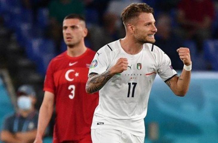 Penyerang Timnas Italia, Ciro Immobile (kanan) merayakan golnya ke gawang Turki dalam laga Grup A Euro 2020 di Stadio Olimpico, Roma, Sabtu (12/6/2021) dini hari WIB. [Filippo MONTEFORTE / POOL / AFP]