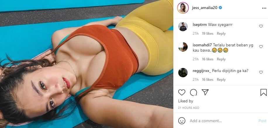 Selebgram Jess Amalia pose rebahan karena tepar usai jalani olahraga workout. (Instagram/jess_amalia20)