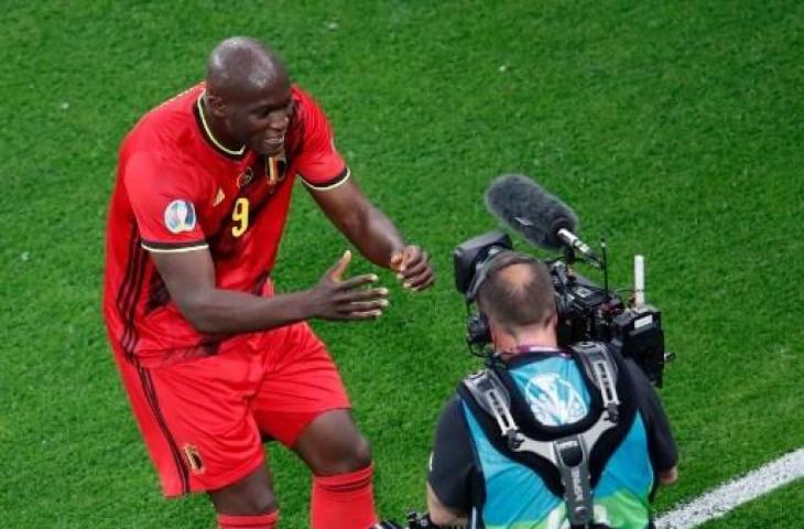 Selebrasi penyerang Belgia, Romelu Lukaku usai membobol gawang Rusia di Euro 2020. (ANTON VAGANOV / POOL / AFP)