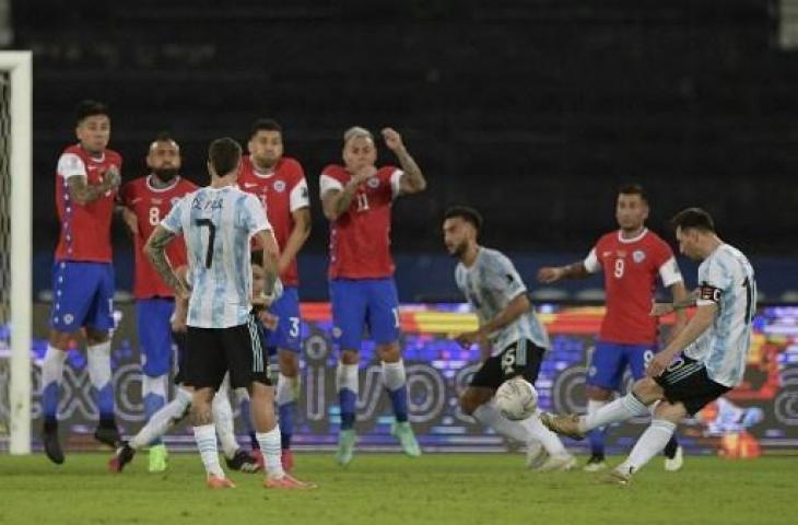 Aksi penyerang Argentina, Lionel Messi saat melakukan tendangan bebas indah yang membobol gawang Chile di ajang Copa America 2021. (CARL DE SOUZA / AFP)