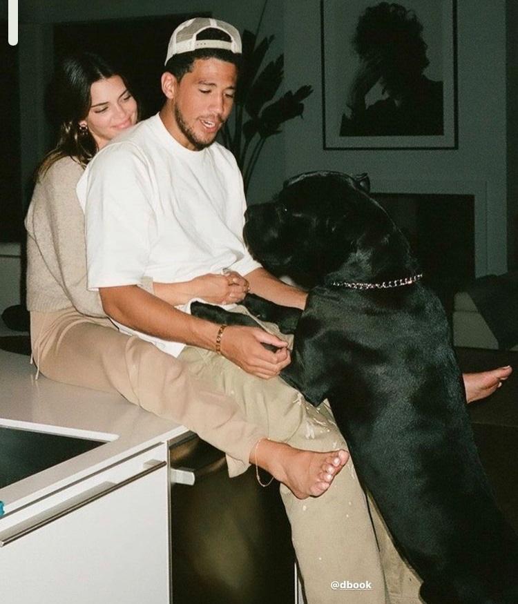 Kendal Jenner dan pacarnya yang merupakan bintang NBA, Devin Booker. (Instagram/kendalljenner)