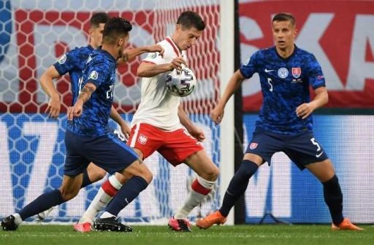 Robert Lewandowski dibuat tak berkuti saat Polandia dikalahkan Slovakia 1-2 di Euro 2020. (KIRILL KUDRYAVTSEV / POOL / AFP)