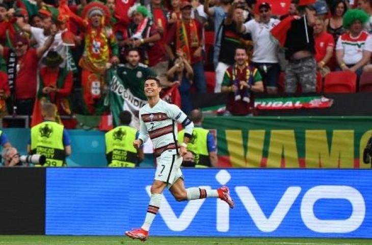 Megabintang Timnas Portugal, Cristiano Ronaldo melakukan selebrasi usai mencetak gol ke gawang Hungaria dalam laga Grup F Euro 2020 di Puskas Arena, Budapest, Rabu (16/6/2021) dini hari WIB. [ATTILA KISBENEDEK / POOL / AFP]