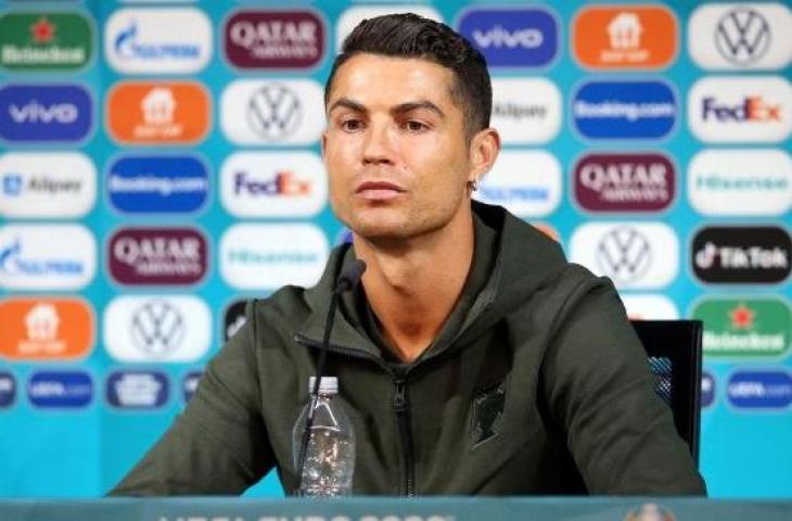 Penyerang Portugal Cristiano Ronaldo berbicara selama konferensi pers di Puskas Arena di Budapest, menjelang laga Portugal melawang Hungaria, Senin (14/6). [AFP/Photo]