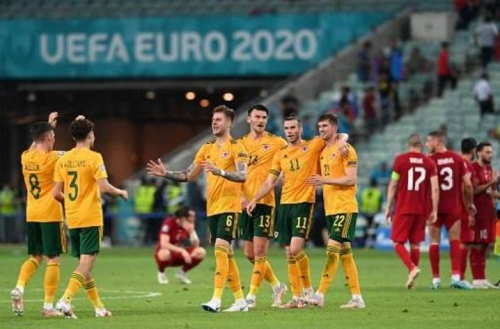 Selebrasi para pemain Timnas Wales usai menghajar Turki 2-0 d Euro 2020. (OZAN KOSE / POOL / AFP)