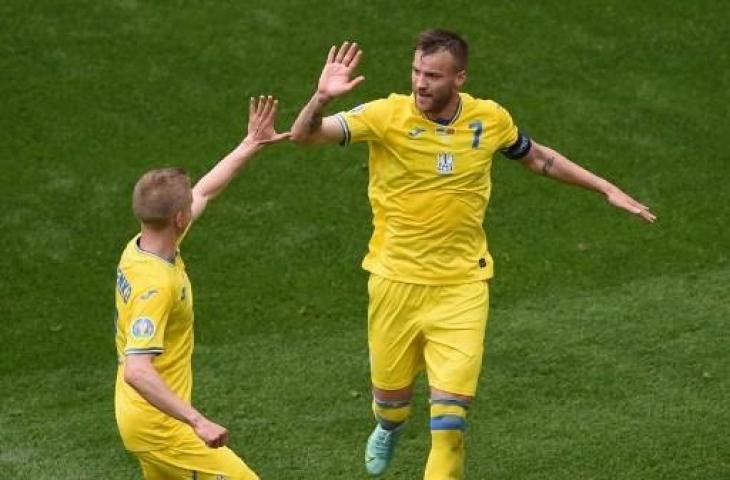 Penyerang Ukraina, Andriy Yarmolenko, usai mencetak gol ke gawang Makedonia Utara. (Mihai Barbu/AFP)