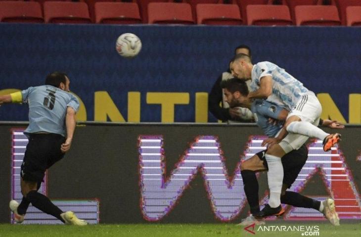 Sundulan pemain Argentina Guido Rodriguez (kanan) sesaat sebelum cetak gol lawan Uruguay di pertandingan Grup A Copa America 2021 di Mane Garrincha Stadium, Brasilia pada 19 Juni 2021.ANTARA/AFP/NELSON ALMEIDA