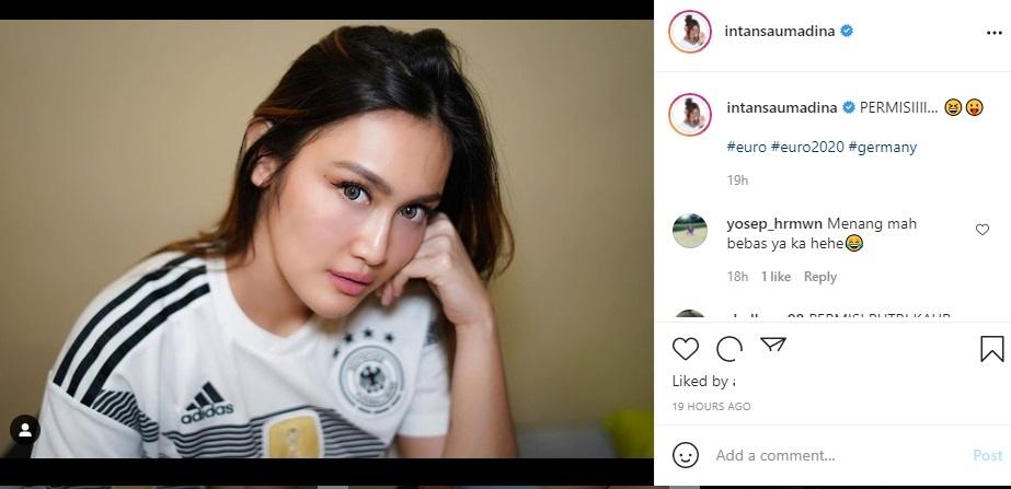 Intan Saumadina tampil cantikan kenakan jersey Timnas di Euro 2020. (Instagram/ intansaumadina)