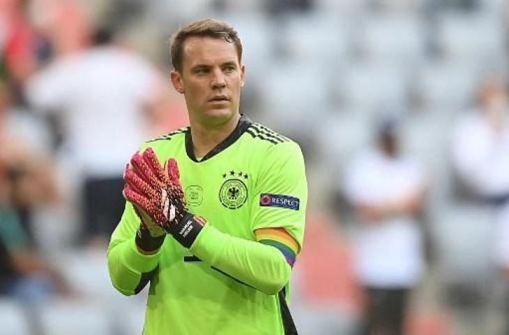 Manuel Neuer menggunakan ban kapten bermotif pelangi di Timnas Jerman. (PHILIPP GUELLAND / POOL / AFP)