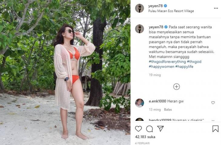 Yeyen Lidya pamer perut rata. (Instagram/@yeyen78)