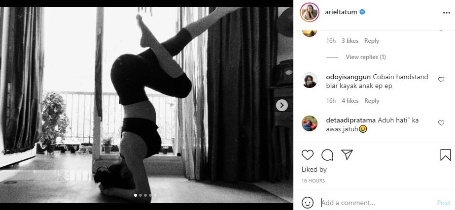 Ariel Tatum berpose headstand yoga. (Instagram/arieltatum)