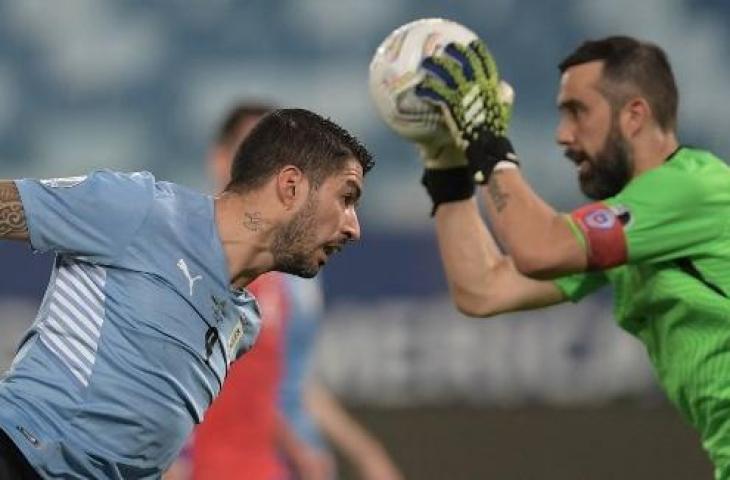 Striker Timnas Uruguay, Luis Suarez, berhadapan dengan kiper Chile, Claudio Bravo. (Douglas Magno/AFP).