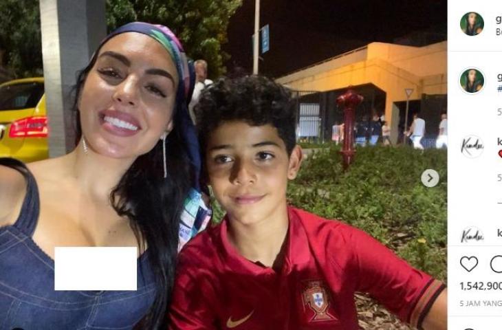 Georgina Rodriguez nonton laga Ronaldo. (Instagram/@georginagio)