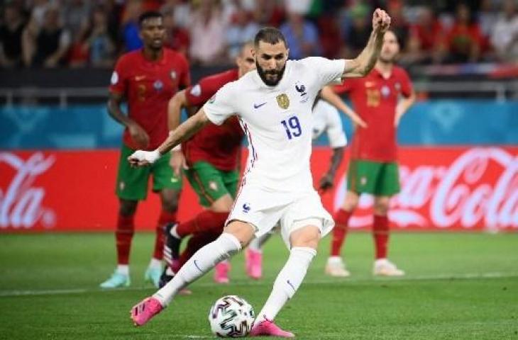 Aksi Karim Benzema mencetak gol lewat titik putih di laga Prancis vs Portugal di Euro 2020. (FRANCK FIFE / POOL / AFP)