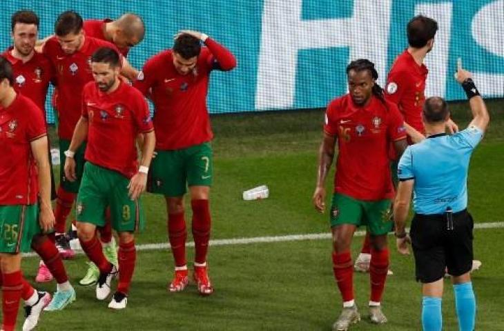 Cristiano Ronaldo dilempar botol di laga Portugal vs Prancis, (Laszlo Balogh / AFP / POOL)