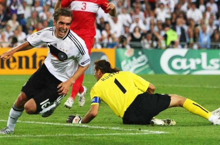 Potret Philip Lahm membobol gawang Timnas Turki pada Semifinal Euro 2008 (UEFA.com)