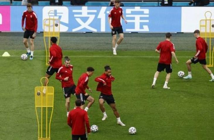 Sesi latihan Timnas Wales menjelang pertandingan melawan Denmark. (Koen van Weel/AFP)