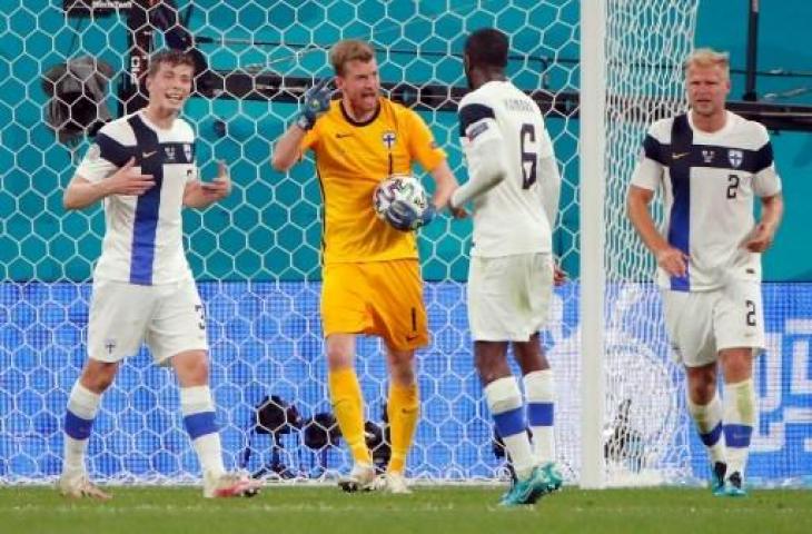 Kiper Timnas Finlandia, Lukas Hradecky. (Maxim Shemetov/AFP)..