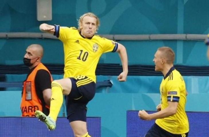 Selebrasi striker Swedia, Emil Forsberg, usai menjebol gawang Polandia. (Anatoly Maltsev/AFP).