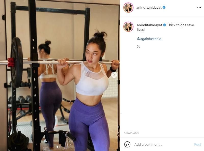 Anindita Hidayat kenakan sport bra saat melakukan angkat beban, sehingga body goalsnya menjadi sorotan. (Instagram/aninditahidayat).