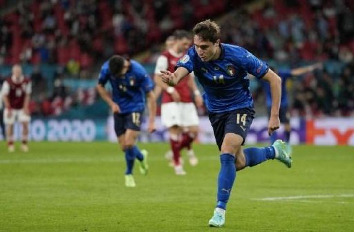 Selebrasi gelandang Timnas Italia, Federico Chiesa usai membobol gawang Austria di babak 16 besar Euro 2020. (FRANK AUGSTEIN / POOL / AFP)