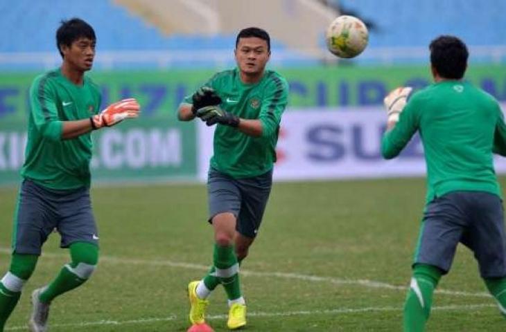 Kiper timnas Indonesia Kurnia Meiga (kiri), Dwi Agus Prasetio (tengah) dan I Made Wirawan (kanan) berlatih di Stadion My Dinh, Hanoi, Jumat (21/11), menjelang laga pembuka grup A Piala AFF 2014 hari Sabtu (22/11) menghadapi tuan rumah Vietnam. (ANTARA)