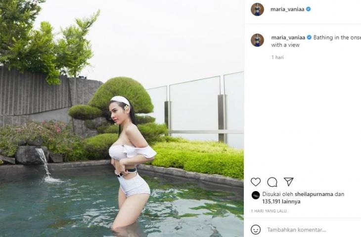 Maria Vania pakai bikini putih di pemandian. (Instagram/@maria_vania)