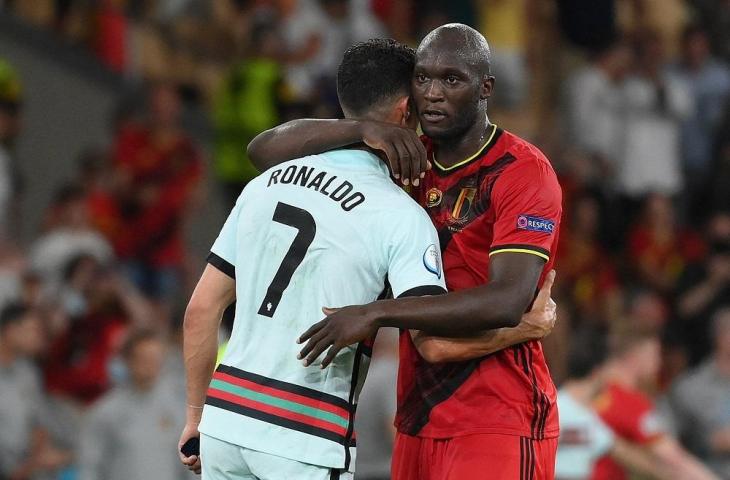 Romelu Lukaku memeluk Cristiano Ronaldo usai laga Portugal vs Belgia Euro 2020. (AFP/Lluis Gene/ Pool)