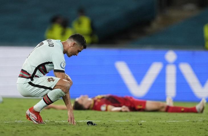 Cristiano Ronaldo banting ban kapten usai Portugal kalah dari Belgia di 16 besar Euro 2020. (AFP/Thanassia Starvakis/Pool)