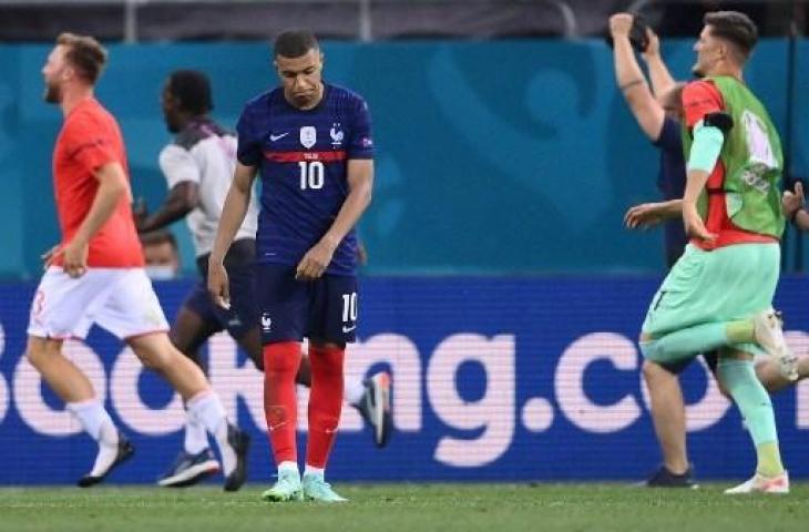 Raut muka sedih Kylian Mbappe usai gagak mengeksekusi penalti sehingga Prancis tersingkir dari Euro 2020. (FRANCK FIFE / POOL / AFP)