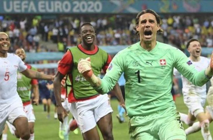 Penjaga gawang Swiss Yann Sommer bereaksi setelah menyelamatkan tembakan oleh pemain depan Prancis Kylian Mbappe dalam adu penalti selama pertandingan sepak bola babak 16 besar UEFA EURO 2020 antara Prancis dan Swiss di National Arena, Bucharest, pada (28/6/2021). [Justin Setterfield / POOL / AFP]