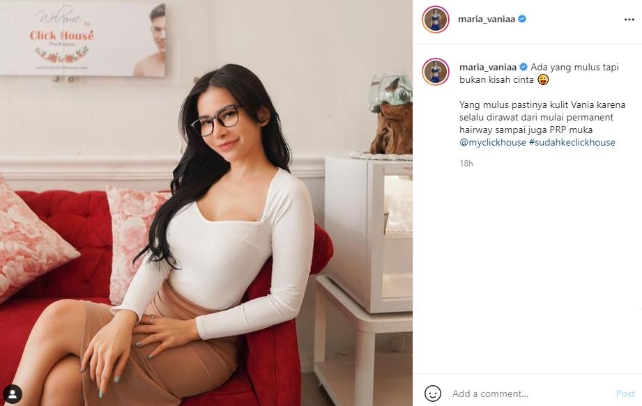 Potret Maria Vania disebut mirip dengan Mia Khalifa. (Instagram/maria_vaniaa)