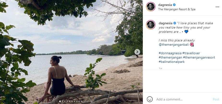 Donna Agnesia ekspos punggung saat liburan di pantai. (Instagram/dagnesia)