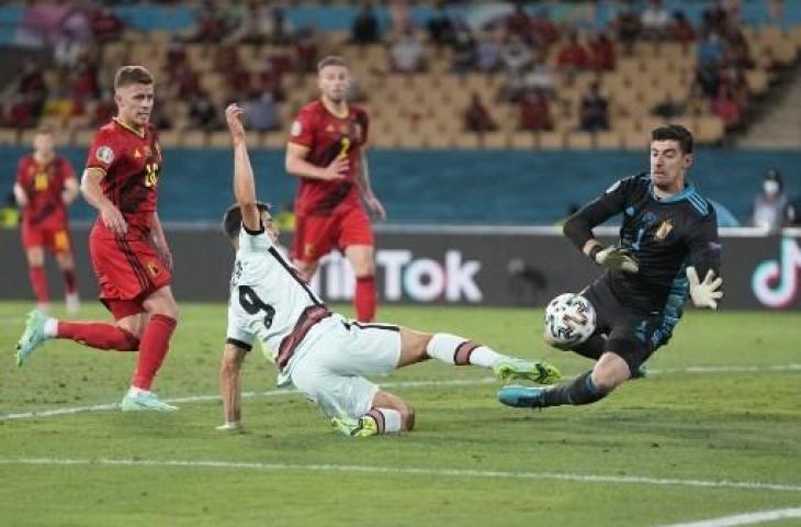 Kiper Timnas Belgia, Thibaut Courtois, dalam pertandingan melawan Portugal di Euro 2020. (Thanassis Stavrakis/AFP)