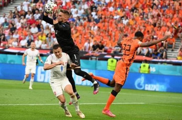 Potret Tomas Vaclik pada pertandingan kontra Belanda di Puskas Arena, Minggu (27/6/2021). (Attila Kisbenedek/AFP)