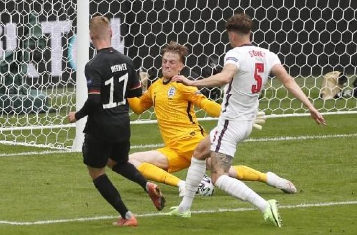 Potret Jordan Pickford pada laga Inggris vs Jerman, Selasa (29/6/2021) di Stadion Wembley, London. (Matthew Childs/AFP)