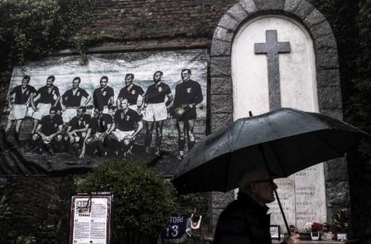 Tragedi Superga, kecelakaan tragis yang merenggut nyawa seluruh pemain Torino. (MARCO BERTORELLO / AFP)