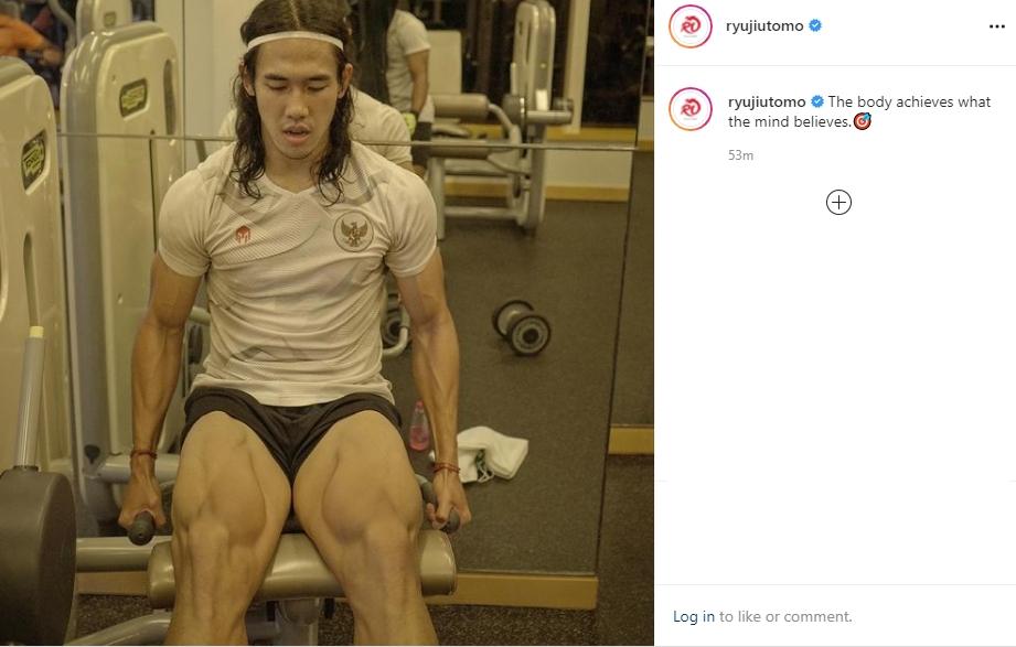 Bek Timnas Indonesia, Ryuji Utomo, pamer otot pahanya yang kekar. (Instagram/ryujiutomo)