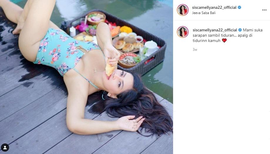 Mami Sisca Mellyana tampil kenakan swimsuit. (Instagram/siscamellyana22_official)