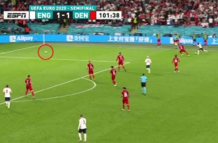 Ada dua bola di lapangan sebelum terjadinya penalti Inggris di semifinal Euro 2020 melawan Denmark. (Twitter/@ESPNFC)