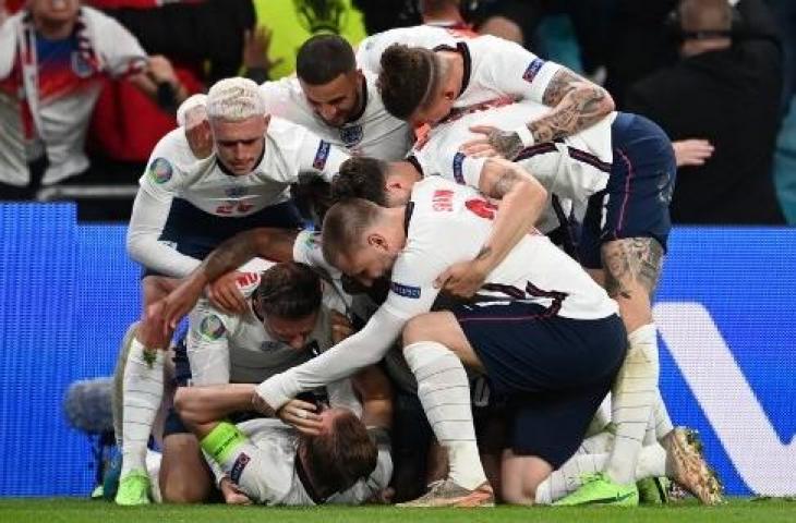 Penyerang Timnas Inggris, Harry Kane melakukan selebrasi bersama rekan-rekannya usai bobol gawang Denmark di semifinal Euro 2020. (ANDY RAIN / POOL / AFP)