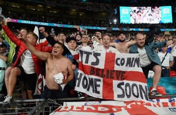 Fans Inggris serukan slogan Football’s Coming Home. (PAUL ELLIS / POOL / AFP)