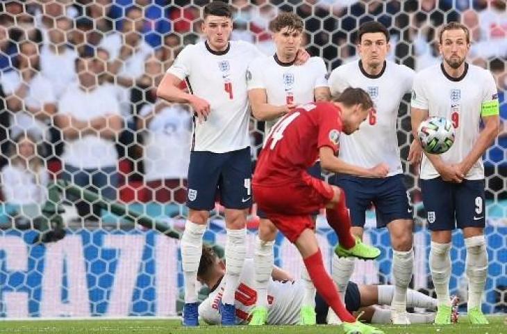 Aksi penyerang Timnas Denmark, Mikkel Damsgaard, saat membobol gawang Timnas Inggris di semifinal Euro 2020. (LAURENCE GRIFFITHS / POOL / AFP)