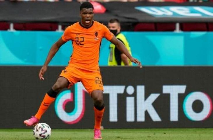 Aksi Denzel Dumfries bersama Timnas Belanda di Euro 2020. (DARKO BANDIC / POOL / AFP)