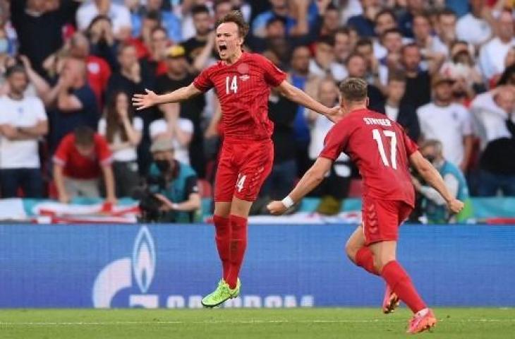 Selebrasi penyerang Timnas Denmark, Mikkel Damsgaard, usai membobol gawang Timnas Inggris di semifinal Euro 2020. (LAURENCE GRIFFITHS / POOL / AFP)