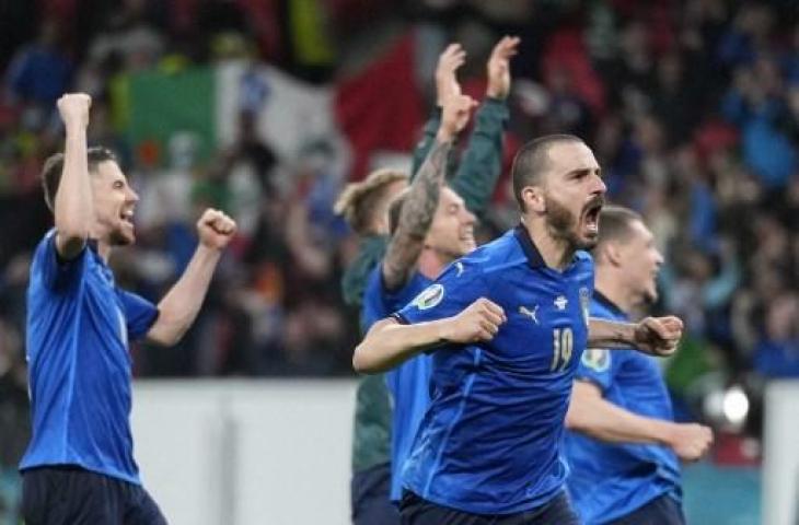 Selebrasi Leonardo Bonucci bersama rekan setimnya usai antar Italia lolos ke final Euro 2020. (FRANK AUGSTEIN / POOL / AFP)