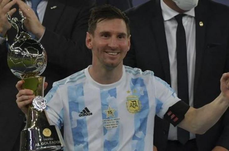 Pemain Argentina Lionel Messi memegang trofi untuk Top Scorer kejuaraan setelah memenangkan pertandingan final turnamen sepak bola Copa America Conmebol 2021 melawan Brasil di Stadion Maracana, Rio de Janeiro, Brasil, pada (10/7/2021). [NELSON ALMEIDA / AFP]