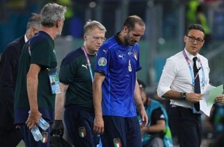 Kapten timnas Italia Giorgio Chiellini meninggalkan lapangan setelah mengalami cedera saat pertandingan lanjutan grup A Euro 2020 Italia melawan Swiss di Olympic Stadium, Rome, Rabu (16/6/2021) (ANTARA/AFP/ETTORE FERRARI)